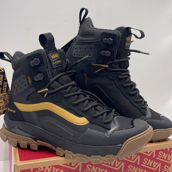 Vans WMNS Ultrarange Exo Hi Gore Black/Gold
VN0A5JHXZX1
Boots All Weather Sneakr - Picture 5 of 16